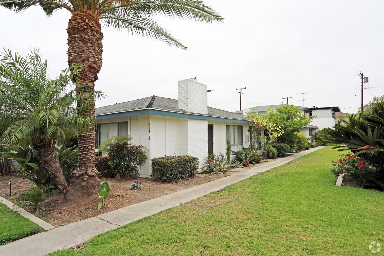 Foto principal - 13320 Fletcher St