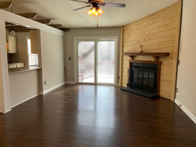 Building Photo - Wonderfully Maintained Ranch in North Oaks!