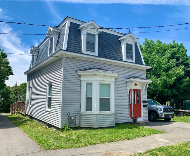 Building Photo - 246 Elm St