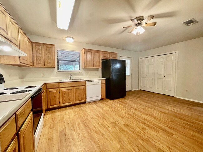 Building Photo - Eclectic 3 Bedroom, 2 Bathroom Home - 2 Car Garage - Fenced Yard and More!