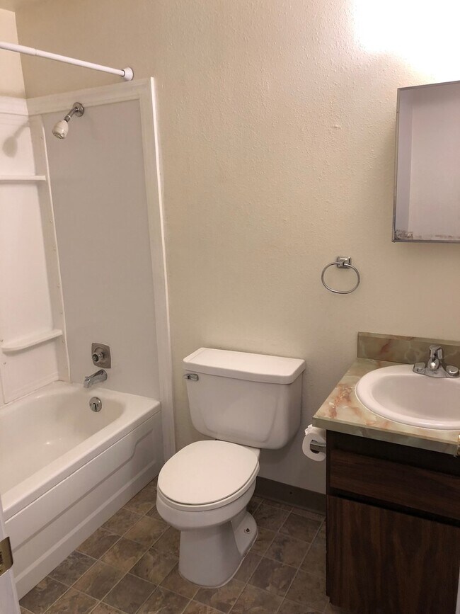 Foto del edificio - Convenient Location and Comfortable Living