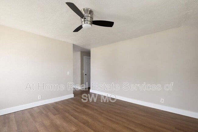 Building Photo - 711 S Nettleton Ave