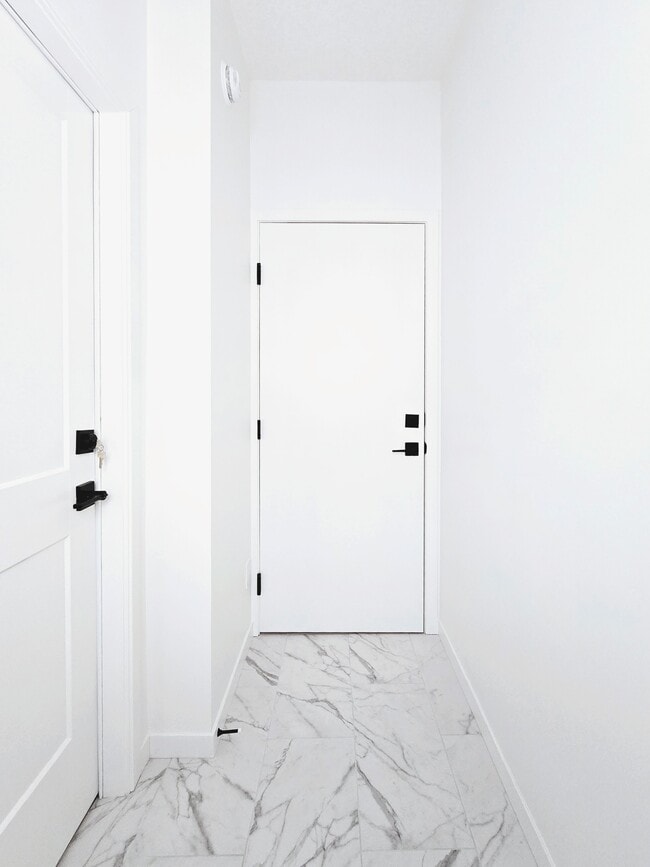 Photo du bâtiment - 10617-10122 122 Ave NW