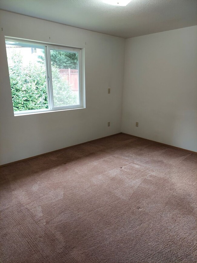 Foto del edificio - 3 Bedroom Home in Miller Bay Estates