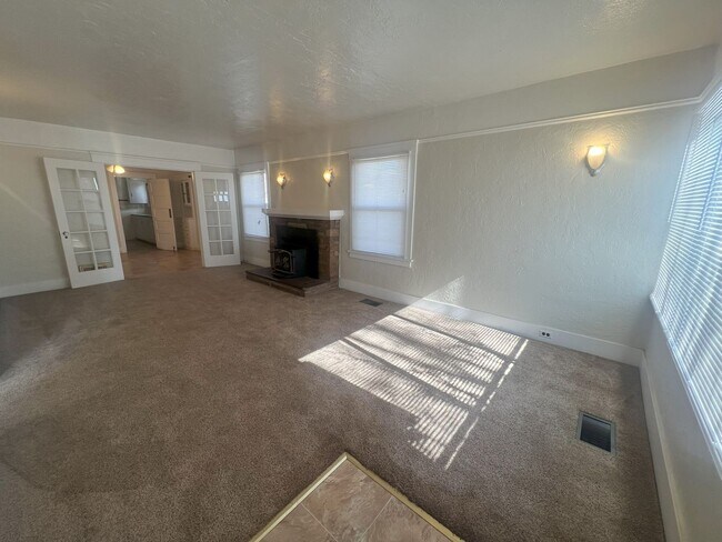 Building Photo - 3 Bed, 1 Bath Home