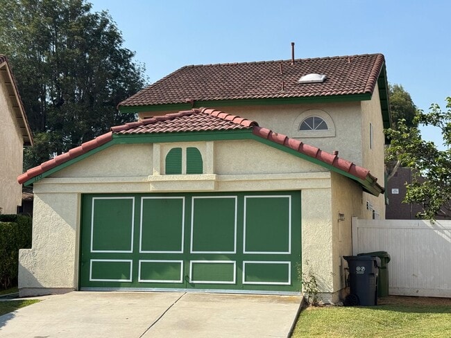Building Photo - Move in Ready - Spacious 3 bed 2 bath Upda...