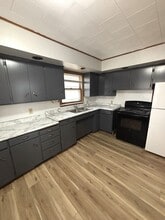 Building Photo - 403 W 6th St