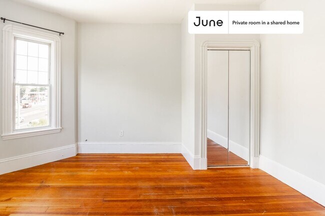 Foto del edificio - Private bedroom in 5 bed/1 bath Home