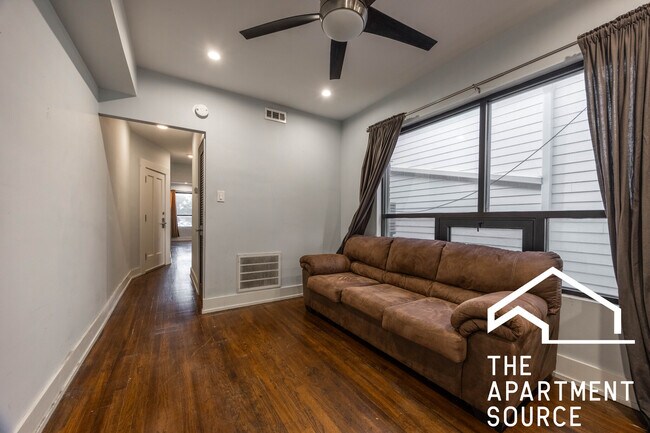 Foto del edificio - 3716 W Belmont Ave