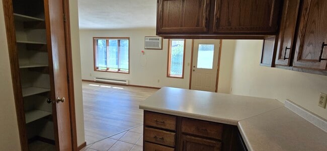Building Photo - 842 Hemlock Dr