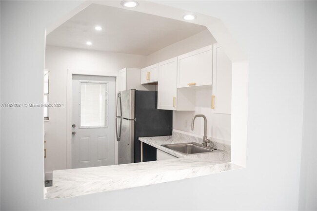 Building Photo - 251 NE 187th St