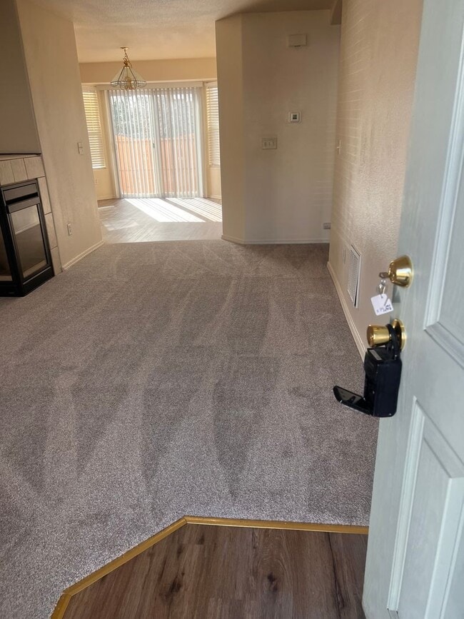 Photo - Lovely 3 Bedroom 2 Bath w/ gas fireplace House