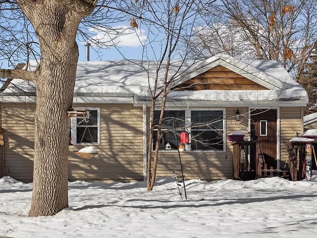 Building Photo - Updated 3 Bed | 1 Bath W/ Private Fenced Y...