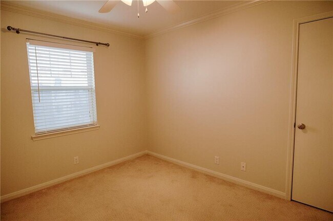 Building Photo - 2900 Windsor Rd