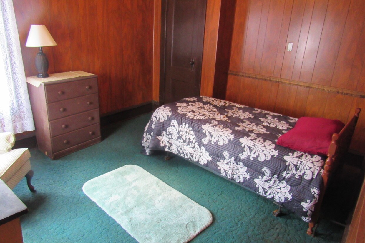 Bedroom - 1601 Hammond Ave SW
