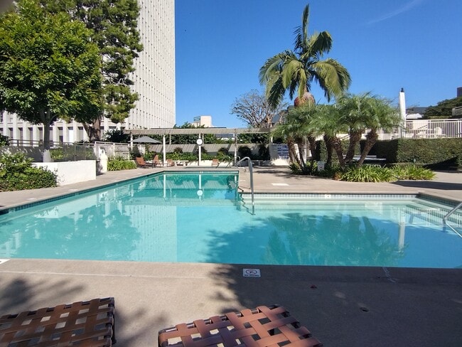 Heated pool & Jacuzzi - 121 S Hope St