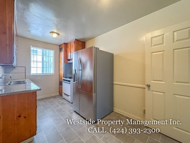 Building Photo - 244 S Doheny Dr