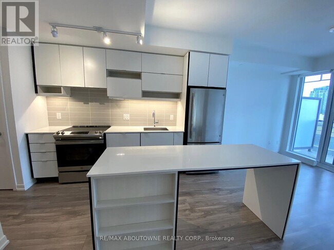 Photo du bâtiment - 4065-4065 Confederation Pkwy