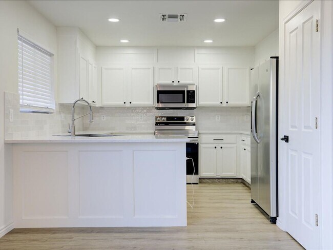 Foto del edificio - ** WOW $500.00 OFF FIRST FULL MONTHS RENT ...