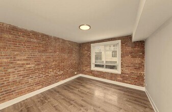 Building Photo - 1220 N La Salle Dr
