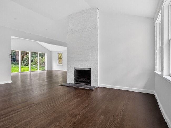 Building Photo - 3 Bed/2 Bath Home with Private Yard