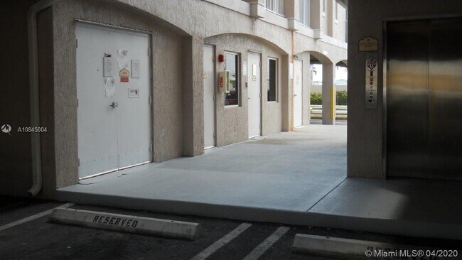 Foto del edificio - 9751 W Okeechobee Rd