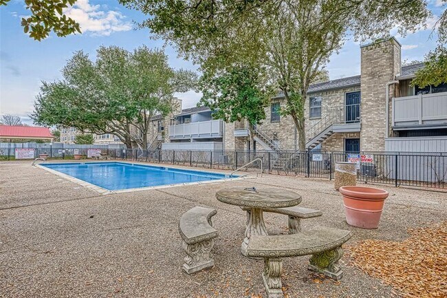 Foto del edificio - 8267 Creekbend Dr