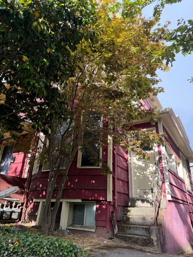 Building Photo - 208-216 10th Ave