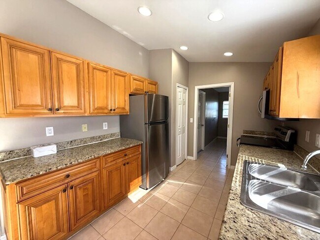 Foto del edificio - Spacious 3 Bed / 2 Bath Home with Large Ba...