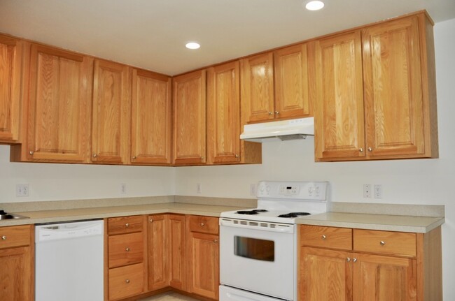 Building Photo - 2 bed 1 bath duplex
