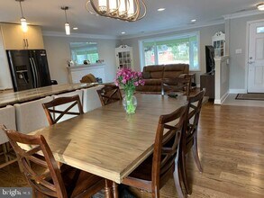 Building Photo - 7413 Farnum St