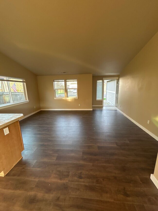 Foto del edificio - Single Level 3 Bedroom / 2 Bath Home in Albany ~ Don't Delay Apply Today!