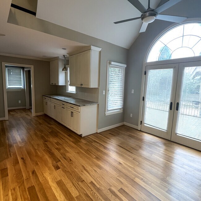 Building Photo - 417 Maylands Ave