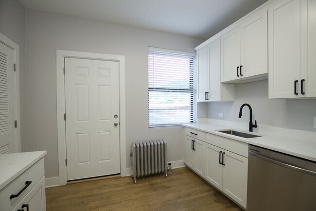 Foto del edificio - 1400 W Summerdale Ave
