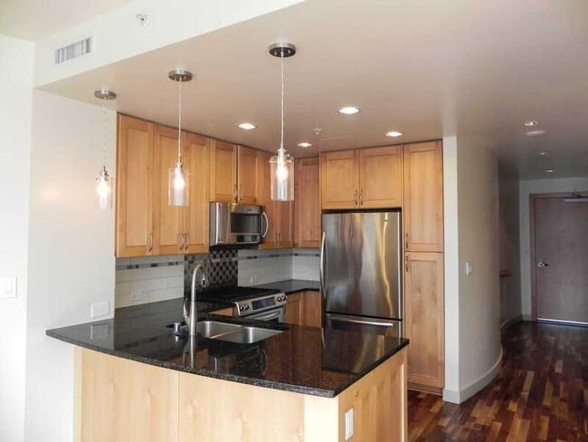 Building Photo - 10610 NE 9th Pl