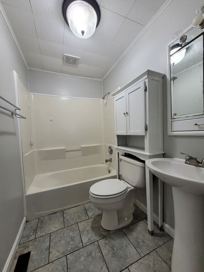 Building Photo - Spacious 3 Bedroom 2 Bath home!