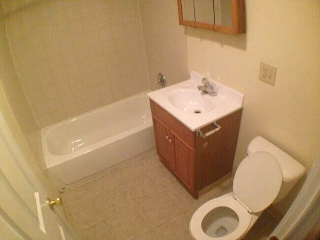 Building Photo - Perfect For Student Housing- 4 Bedroom Hou...