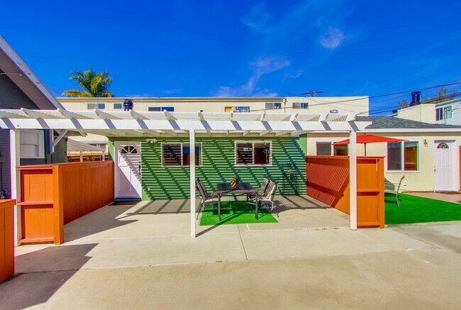 Amplio patio con pérgola; el patio se cerró posteriormente. - 3138 Collier Ave