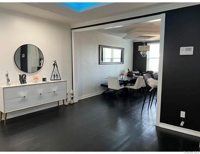 Foto del edificio - 2442 Throop Ave