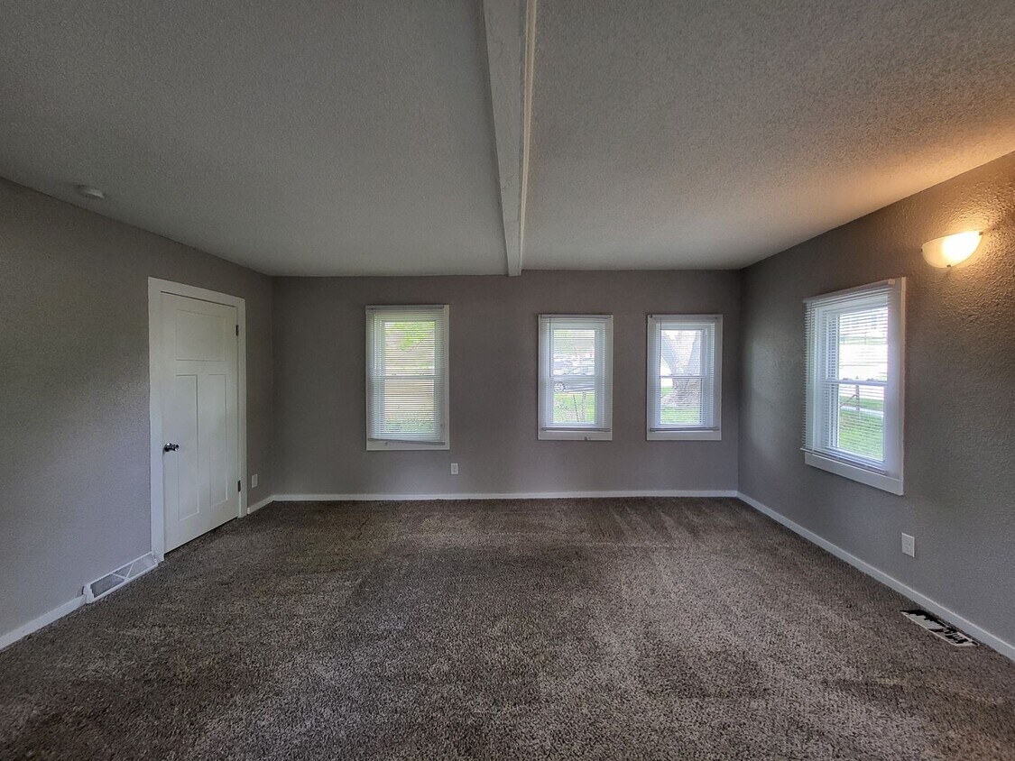 Foto principal - 1 Bedroom home with garage!