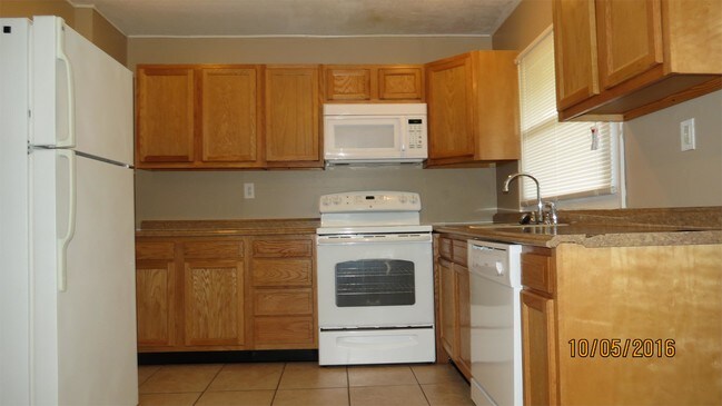 Building Photo - 10 Brierdale Ln