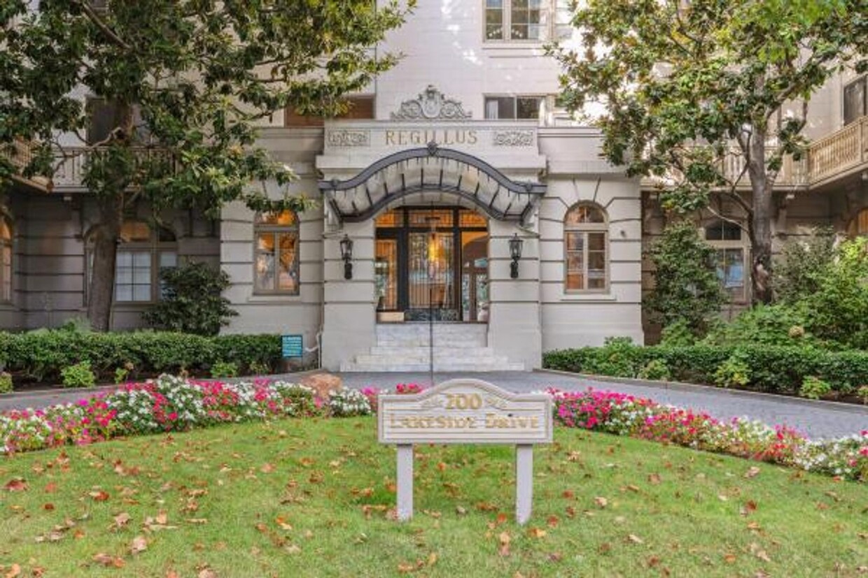 Foto principal - ELEGANT 2BR WITH LAKE VIEWS, FIREPLACE & D...