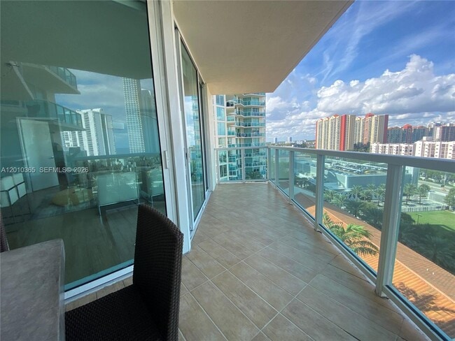 Foto del edificio - 150 Sunny Isles Blvd