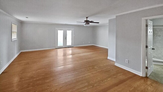 Building Photo - 5802 Hillcrest Cir