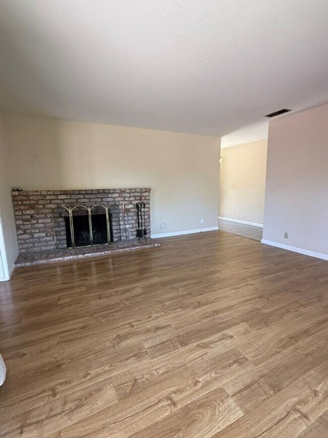Foto del edificio - Spacious 4 Bedroom Single Family Home with Bonus Room