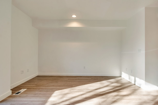 Building Photo - Maven TownHomes