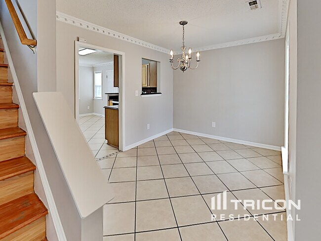 Building Photo - 3016 Queensdale Dr