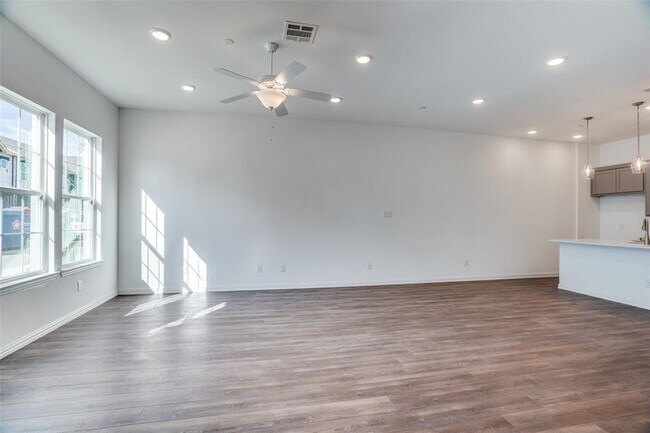 Building Photo - 9908 Schramm St