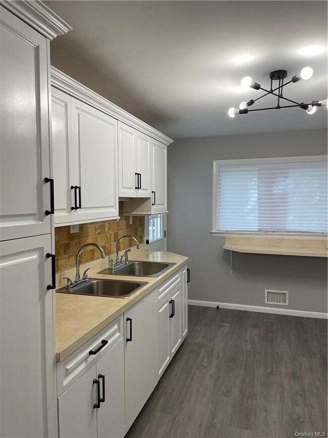 Building Photo - 7 Castle Dr