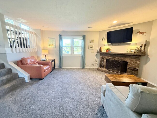 Foto del edificio - Updated 3-Bedroom Home with Fenced Yard & 2-Car Garage